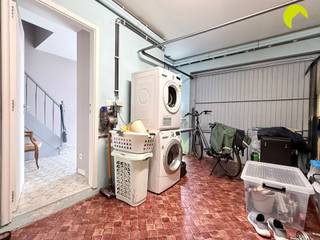 Dans le quartier résidentiel agréable et sans voiture de Lindenbos à Aartselaar, nous trouvons cette solide maison avec garage, allée et...