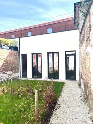 Ligging Deze polyvalente kantoor- of praktijkruimte maakt deel uit van een recent renovatieproject. Het pand is gelegen op een strategische...