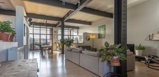 <p><strong>Superbe loft (189 m²) avec 3 chambres, grande terrasse et emplacement de parking.</strong><br />Situé au deuxième étage d’une copropriété soignée, accessible par ascenseur.</p>
<p>Découvrez cet impressionnant loft spacieux, bénéficiant d’une localisation central et très facilement accessible. Grâce à ses hauts plafonds, son vaste espace de vie ouvert et sa luminosité abondante des deux côtés, ce loft est idéal pour ceux qui souhaitent combiner espace, confort et vie urbaine de qualité.</p>
<p>Avec une superficie habitable de 189 m², le loft s’ouvre sur une grande pièce de vie comprenant un coin bureau, un accès à une agréable terrasse intégrée (22 m²) et une cuisine ouverte entièrement équipée.<br /><br />De larges baies vitrées offrent une lumière naturelle exceptionnelle tout au long de la journée.<br /><br />Attenant à la pièce de vie, un coin bureau partiellement séparé mais ouvert s’intègre harmonieusement à l’espace. Celui-ci peut être transformé en une quatrième chambre si souhaité.</p>
<p>Le loft dispose de 3 chambres (15m², 15m² et 14.25m²), dont une avec salle de bain privative (douche, baignoire, double lavabo et WC).</p>
<p>A part on retrouve un WC séparé, une buanderie/espèce de rangement fonctionnelle et une seconde salle de douche (à finaliser selon vos besoins).</p>
<p>Une cave privative est incluse dans le prix de vente. Un emplacement de parking sur le parking sécurisé extérieur doit être acquis pour 15.000€.<br /><br />La copropriété est bien gérée et parfaitement entretenue, et offre un agréable jardin commun où les résidents peuvent profiter.<br /><br />Le bâtiment est équipé d’un ascenseur et l'appartement affiche un label PEB C — un excellent équilibre entre confort et efficacité énergétique, particulièrement remarquable compte tenu des façades classées de cette ancienne fabrique de lampes construite vers 1928.<br /><br />Avec des écoles, des magasins, les transports en commun, des espaces verts et toutes les commodités quotidiennes à quelques pas, ce loft est une acquisition exceptionnelle pour ceux qui aiment l'espace, la lumière et un cadre de vie contemporain à Anderlecht.</p>