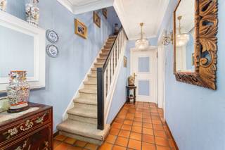 <p>Te koop: gesloten woning in Sint-Baafs-Vijve, gelegen in een rustige residentiële straat met vlotte verbinding naar invalswegen.</p>

<p> </p>

<p>Deze woning uit 1956 biedt een solide basis en werd reeds voorzien van belangrijke vernieuwingen: het dak is geïsoleerd, de ramen zijn vernieuwd en er is een nieuwe gasketel geplaatst. Dankzij de uitweg langs achter geniet u van extra praktische toegang tot de tuin en garage. De ligging combineert rust met een goede bereikbaarheid.</p>

<p> </p>

<p>Belangrijkste ruimtes:<br />• Lichte woonkamer met zicht op de tuin<br />• Functionele keuken<br />• 3 slaapkamers<br />• Badkamer met ligbad en spoelbak<br />• Garage met toegang tot de achteruitweg<br />• Wasplaats<br />• Kelder voor extra bergruimte<br />• Zolder bereikbaar via zolderluik<br />• Tuin (ca. 40 m²) met uitweg langs achter</p>

<p> </p>

<p>Troeven:<br />• Dak geïsoleerd, vernieuwde ramen en nieuwe gasketel<br />• Uitweg langs achter voor gemakkelijke toegang<br />• Goede ligging nabij invalswegen en residentiële omgeving</p>

<p> </p>

<p>Neem vandaag nog contact op met uw ERA-makelaar voor een bezoek.</p>

<p> </p>

<p>JOUW DROOMHUIS. ZO GEVONDEN!</p>