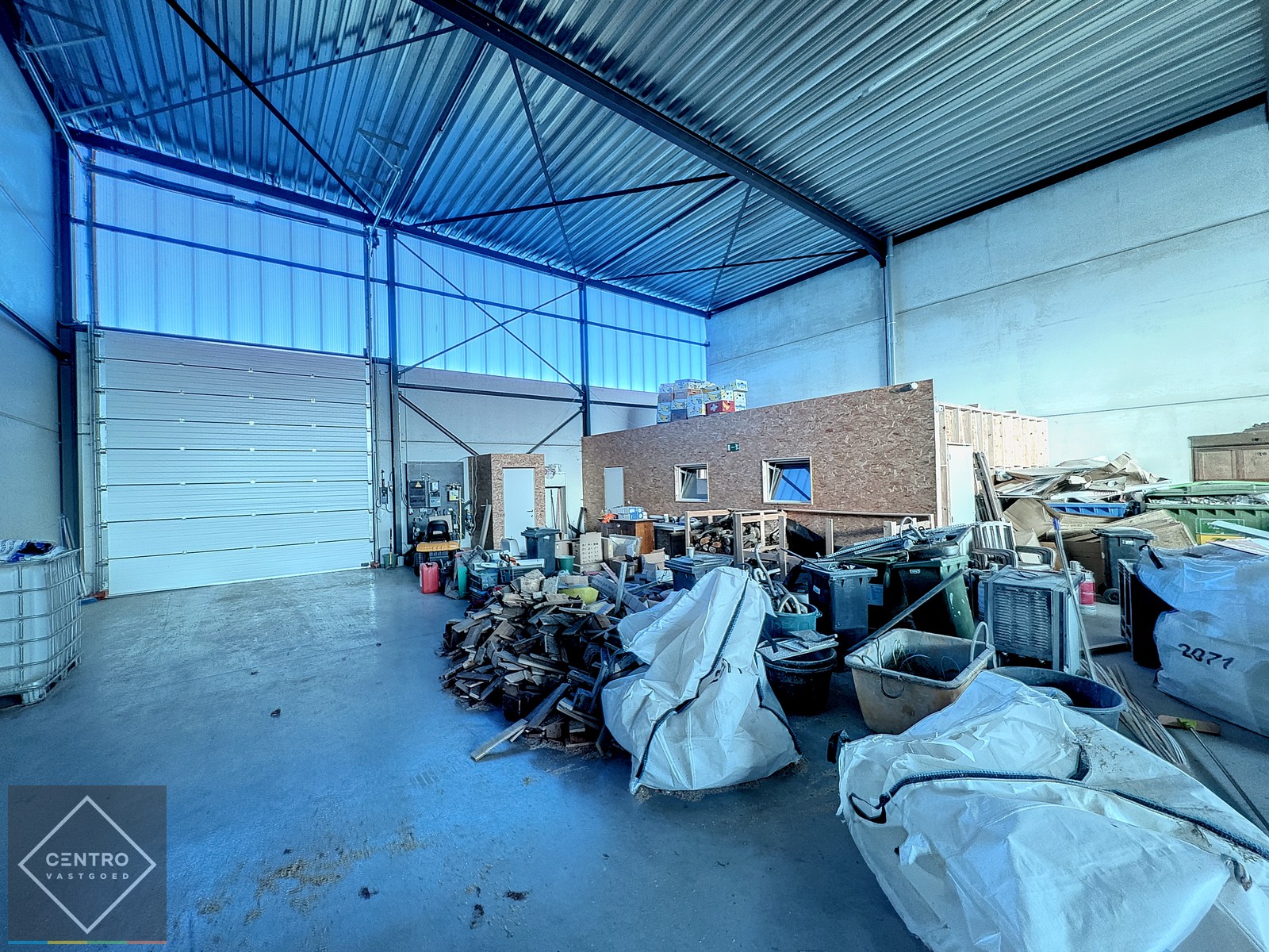 Recent (° 2019) en goed geïsoleerde NB OPSLAGRUIMTE (488m²) met hoge sectionaalpoort en 4-tal private parkings voor de deur. Op ambachtelijke zone te Oostende. - foto 4