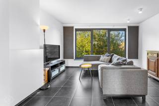 Op een strategische ligging in het centrum van Heverlee bevindt zich dit moderne duplexappartement (bouwjaar 2010), afgewerkt met oog voor comfort en functionaliteit. Het appartement strekt zich uit over de tweede en derde verdieping en verwelkomt u via een inkomhal met gastentoilet. De volledig ingerichte leefkeuken sluit naadloos aan op de lichtrijke, zonnige leefruimte, ideaal om te ontspannen of gasten te ontvangen. Op de bovenverdieping vindt u twee ruime slaapkamers en een verzorgde badkamer, uitgerust met ligbad, douche, wastafel, handdoekdroger en toilet. Daarnaast beschikt het appartement over een praktische technische ruimte/wasplaats en een ruime zolder van 10m<sup>2</sup> die extra opslagmogelijkheden biedt. Dankzij de doordachte indeling en kwalitatieve afwerking geniet u hier van een aangename woonervaring met veel licht en ruimte. De ligging vormt een absolute troef, met vlotte verbindingen naar de E40 en E314 en een uitstekende bereikbaarheid met het openbaar vervoer, evenals ruime parkeergelegenheid in de omgeving. Het appartement is momenteel verhuurd aan €963,91 per maand, wat het ook bijzonder interessant maakt als investering. Interesse? Contacteer ons via info@homies.be of 016 22 82 22 voor meer informatie of een bezoek ter plaats. 