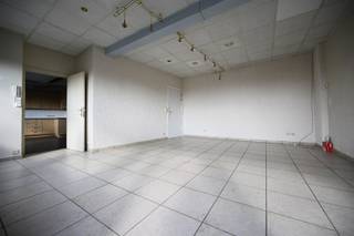 Appartement 130 m² op 1ste verdiep met ruime lichtrijke leefruimte, keuken met keramische kookplaat, spoelbak, oven &amp; vaatwasser. Het appartement heeft ook een berging met aan-en afvoer voor wasmachine, zekeringkast en een mooi zonneterras. Op de duplex zijn 2 slaapkamers en de badkamer met ligbad, lavabomeubel, toilet. <br />Mogelijkheid tot aankoop van garagebox !<br />Het appartement heeft houten ramen met dubbele beglazing, 12cm minerale wol dakisolatie in hellend dak en in plat dak, 4cm XPS muurisolatie in achtergevel, centrale verwarming en sanitair warm water met combi condensatieketel op aardgas van het merk Vaillant, radiatoren, videofoon. <br /><br />EPC-label B : 158 kWh / (m² jaar) > géén renovatieplicht<br />Elektrische keuring conform tot 22.04.2034<br />Asbestattest: asbestveilig <br />Prijs : € 169.000 (garagebox € 15.000)<br />Meer info ? 📞 +32 486 20 67 65 📧 katleen@zakenkantoor-roels.be 🌐 www.zakenkantoor-roels.be.