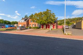 Deze instapklare woning is gelegen in de Breugelhoevestraat in Nijlen, in een residentiële omgeving met een rustig en groen karakter. Dankzij de nabijheid van verschillende verbindingswegen zijn zowel de centra van Nijlen, Broechem en Kessel, alsook de snelweg E313 vlot bereikbaar. U komt de woning meteen binnen in de riante leefruimte, waar plaats is voor een ruime zithoek, een gezellige eethoek en een praktisch bureauhoekje onder de trap. Grenzend aan de woonkamer bevindt zich de comfortabel ingerichte keuken. Verder beschikt het gelijkvloers over een moderne badkamer, met hoekbad met douchescherm, toilet, handdoekradiator en dubbele wastafel met meubel, 2 slaapkamers, waarvan één grote master-bedroom voorzien van ingemaakte kasten, en een grote L-vormige veranda met zicht op de tuin. Een houten trap leidt vanuit de woonkamer naar de 3e slaapkamer op de 1e verdieping. Het perceel heeft een totale oppervlakte van 751 m². De tuin vormt, met zijn aangelegde terras, praktische tuinberging en ruime atelier, een aangename buitenruimte waar u heerlijk kunt genieten van de buitenlucht. Een absolute troef is het riante atelier achteraan het perceel, dat toegankelijk is via een manuele poort met een hoogte van 2,35 m. De ruime, open indeling biedt tal van mogelijkheden en laat toe de ruimte volledig naar eigen wens in te richten. Verder beschikt het atelier over een apart toilet en bevindt zich hier ook de pomp van de regenwaterput. Op het dak werden bovendien nog zonnepanelen geplaatst met een totaal vermogen 3.800Wp. Deze beschikken tevens nog over groenestroomcertificaten, dewelke de komende 3 jaar nog een opbrengst van ongeveer € 4.000 zullen opleveren. Parkeren doet u gemakkelijk op één van de 2 staanplaatsen vooraan de woning of op de ruime oprit naast de woning.