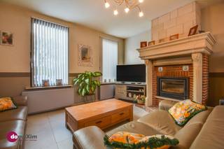 <p><span>Charmante woning met ruim atelier nabij de vaart in Boortmeerbeek</span></p><p><span> </span></p><p><span>Ben je op zoek naar een karaktervolle woning aan het water, met tuin en vooral met een eigen multifunctioneel atelier van 140m²? Aarzel dan niet langer en lees vooral verder.</span></p><p><span> </span></p><p><span>Je betreedt de woning via de inkomhal. De hoge plafonds in de leefruimte en de open keuken geven het huis een gezellig karakter. Aansluitend aan de keuken bevindt zich de badkamer met dubbele wastafel, toilet & inloopdouche en wasplaats. Op de eerste verdieping geeft de nachthal toegang tot drie slaapkamers. Nood aan extra ruimte? De ruime zolderverdieping kan volledig naar eigen wens ingericht worden, bijvoorbeeld als extra slaapkamers, hobbyruimte of bureauruimte.</span></p><p><span> </span></p><p><span>Vanuit de berging kom je in het magazijn terecht, die vrij ingedeeld kan worden als atelier, stockageplaats, garage en nog zo veel meer. Via dit magazijn tenslotte kom je in de volledig afgesloten tuin met zicht op groen. De tuinkamer met pelletkachel is voorzien van een aansluiting voor internet en televisie. Deze maakt de beleving hier compleet. </span></p><p><span> </span></p><p><span>De ligging van deze woning is optimaal: op wandelafstand van een echt dorpscafé, kort bij de grote winkelketens op de Leuvensesteenweg, en vlakbij de rustige natuur van het Steentjesbos. </span></p><p><span> </span></p><p><span>Interesse in een bezoek? Contacteer ons vandaag nog!</span></p><p><span> </span></p><p><span>015 20 36 00 - info@domoxim.be</span></p><p><span> </span></p><p><span>domoXim. Waar dromen thuis komen!</span></p><p><span> </span></p><p><span>Ook benieuwd naar de waarde van je </span><span>eigen</span><span> woning? Wij geven je graag advies.</span></p>