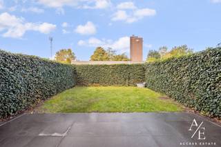 🏡 GELIJKVLOERS APPARTEMENT MET VOOR- EN ACHTERTUIN ÉN GARAGE IN WETTEREN – COMFORTABEL WONEN OP EEN TOPLOCATIE!<br /><br />Op zoek naar een instapklaar appartement met buitenruimte én een eigen garage? Ontdek dit recente appartement met 2 slaapkamers, gelegen in het centrum van Wetteren en exclusief te koop aangeboden door Access Estate.<br /><br />📅 BEZOEKDAG – ZATERDAG 24 OKTOBER | OP AFSPRAAK<br /><br />Wil je dit appartement zelf ontdekken? Reserveer eenvoudig je bezoekmoment via sms of WhatsApp op 0475 92 30 35.<br /><br />✨ OOK INTERESSANT ALS INVESTERING!<br /><br />🌿 DE TROEVEN VAN DIT APPARTEMENT<br />🛏️ 2 comfortabele slaapkamers<br />🏡 Aangename voor- en achtertuin<br />🌳 Omheinde tuin met poort en haag<br />☀️ Twee fijne buitenruimtes om volop te genieten<br />🚗 Inbegrepen garagebox<br />📍 Centrale ligging in Wetteren<br /><br />🎓 ALLES BINNEN HANDBEREIK<br /><br />Scholen, volwassenenonderwijs, het station, supermarkten, horeca en openbaar vervoer bevinden zich op wandelafstand. Ideaal voor wie comfortabel wil wonen en graag alles dichtbij heeft.<br /><br />🔑 TECHNISCHE TROEVEN<br /><br />✅ EPC-label B<br />✅ Elektrische installatie conform<br />💶 Algemene kosten: € 350 per kwartaal<br /><br />Of je nu op zoek bent naar je nieuwe thuis of naar een interessante investeringsopportuniteit: dit appartement combineert comfort, praktische voorzieningen en een uitstekende ligging.<br /><br />🏡 Wordt dit jouw nieuwe thuis in Wetteren?