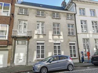 Achter deze gevel schuilt een parel van een (te renoveren) herenwoning. Ze bevindt zich in een rustige verkeersarme straat, op enkele stappen van...