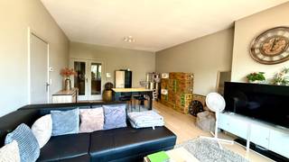 Ruim en licht appartement op de eerste verdieping (geen lift).Het appartement bestaat uit een ruime inkomhal, een grote en lichtrijke leefruimte, een...