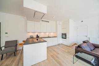 Discover this superb penthouse located in a small co-ownership dating from 2021 in Braine-l’Alleud, close to numerous amenities (train...