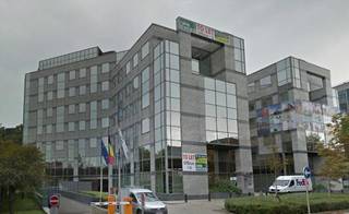 <p>We offer office space ideally located at <strong>Herrmann-Debrouxlaan 40</strong>, providing a range of flexible areas from <strong>100 m² to 538 m²</strong>. Just steps away from local shops, supermarkets, and restaurants, and close to the <strong>Brussels Ring</strong> and the <strong>E411</strong>, you will benefit from optimal accessibility for your professional travels.</p>
<h3><strong>Office Features:</strong></h3>
<ul>
<li>
<p><strong>1 kitchenette per floor</strong></p>
</li>
<li>
<p>Modern working environment with <strong>meeting rooms</strong>, a <strong>relaxation area</strong>, a <strong>coffee corner</strong>, and a <strong>restaurant</strong></p>
</li>
</ul>
<h3><strong>Services and Facilities:</strong></h3>
<ul>
<li>
<p><strong>264 secure parking spaces</strong></p>
</li>
<li>
<p>Bicycle parking</p>
</li>
<li>
<p><strong>Charging stations for electric cars</strong></p>
</li>
<li>
<p><strong>HVAC system</strong> (Heating, Ventilation, and Air Conditioning)</p>
</li>
</ul>
<h3><strong>Technical Features:</strong></h3>
<ul>
<li>
<p><strong>LED lighting</strong> throughout the building</p>
</li>
<li>
<p>Complete <strong>fire detection system</strong>, with extinguishers and gas detectors</p>
</li>
</ul>
<h3><strong>Accessibility:</strong></h3>
<ul>
<li>
<p><strong>Public transport nearby</strong></p>
</li>
<li>
<p>Easy access to major highways</p>
</li>
</ul>
<p>A pleasant working environment, combining comfort, security, and accessibility, for companies that care about the quality of their surroundings.</p>
<p><strong>Contact us</strong> for more information or to schedule a visit!</p>