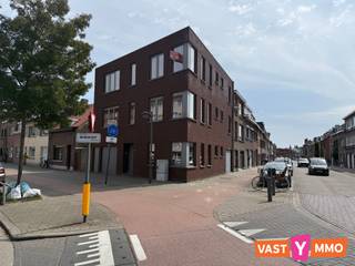 <p><span>Ruim en energiezuinig appartement op de 2e verdieping (geen lift) gelegen in een kleine en rustige residentie op een centrale locatie in Merksem. Winkels en openbaar vervoer bevinden zich op korte wandelafstand. </span></p><p><span> </span></p><p><span>Indeling: </span></p><p><span>Leefruimte (20m²) met toegang tot het terras. Aparte eetkamer met open keuken (samen 22m²) ingericht met een elektrische kookplaat, dampkamp, koelkast met vriesvak en dubbele spoelbak. Verder een nachthal met apart toilet, een wasplaats met de nodige aansluitingen, 2 ruime slaapkamers (13m² en 10m²) en de badkamer voorzien van een inloopdouche en een lavabo in meubel. </span></p><p><span> </span></p><p><span>Terras: </span></p><p><span>Gezellig ingesloten terras (4m²) op het zuiden. </span></p><p><span> </span></p><p><span>Extra: </span></p><p><span>Inclusief een garage (ingang langs Moeshofstraat), voorzien van elektriciteit - Gezamenlijke fietsenberging </span></p><p><span>GEEN vaste kosten! </span></p><p><span>Onmiddellijk beschikbaar</span></p>