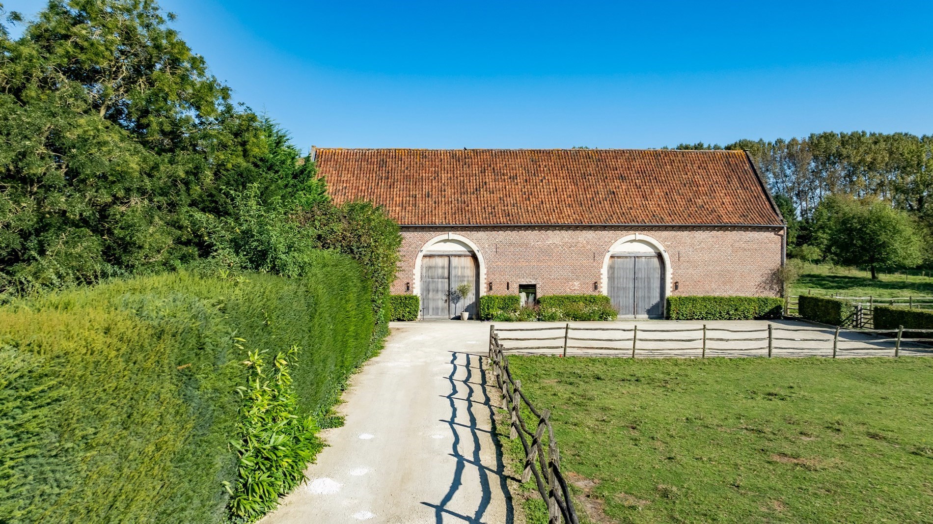 Prachtige handelsruimte met karaktervolle woonst in een een deel van het geklasseerde Kasteel Van Dormaal. - foto 1