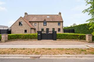 Prachtige villa met zicht over weilanden op 1,6 Ha te Lommel<br /><br />Prachtige, exclusieve villa met zicht over weilanden op een ruim perceel van 1,6 Ha. Gelegen in een rustige straat, nabij de Nederlandse grens. Op het gelijkvloers inkomhal met toilet, ruime leefruimte met eetkamer, salon, bureau, ingerichte keuken, wasplaats, toegang kelder en berging. Op de eerste verdieping bevinden zich 4 slaapkamers, 1 badkamer en apart toilet. Vaste trap naar de zolderverdieping met mogelijkheid tot verdere afwerking.<br />Mooie tuin met overdekt terras en zonneterras, zwembad en groot bijgebouw (138m²) met 4 paardenstallen, op een perceel met prachtig zicht over weilanden!<br /><br />Indeling gelijkvloers:<br />Via de inkomhal met gastentoilet heeft u enerzijds toegang tot de woonkamer met bureauruimte en anderzijds tot het keukengedeelte. Deze is zeer ruim opgevat en bestaat uit een lichte eetkamer met prachtig zicht over de tuin en zwembad, een gezellige zitkamer met inbouwcassaette en daarlangs bureauruimte. Vanuit alle leefruimten heeft u een prachtig zicht op de aangelegde tuin met zwembad.<br /><br />De leefruimte sluit naadloos aan op de open luxe keuken voorzien van een inductiekookplaat (SMEG), 3 heteluchtovens, oven, vaatwasser, koelkast en eiland. <br />Tevens is er een ruime en praktische bijkeuken/wasplaats voorzien van maatkasten. <br /><br />Eerste verdieping:<br />De nachthal biedt toegang tot de 4 slaapkamers op deze verdieping. De master-suite is voorzien van airconditioning en ingebouwde kasten. Verder is er nog de 2de, 3de en 4de slaapkamer. De laatste slaapkamer wordt momenteel gebruikt als dressing/berging. De ruime badkamer is voorzien van bad, douche en dubbele wastafel. Apart toilet op de nachthal.<br /><br />Tweede verdieping:<br />Via een vaste trap komen we tot dit volwaardige extra verdiep. Deze ruimte biedt mogelijkheden tot extra slaapkamer(s) en/of hobbyruimte.<br /><br />Bijgebouwen en tuin:<br />De tuin is uitgerust met een gezellig overdekt terras, een zonneterras, een zwembad en een ruim bijgebouw (ca. 138m²). Hierin is deels garage en deels voorzien voor 4 paardenstallen. Verder is er aansluitend aan de tuin een prachtig weiland volledig omheind met kwaliteitsvolle houten omheining, wat zeer veel mogelijkheden biedt voor paarden-en dierenliefhebbers.<br /><br />BIJZONDERHEDEN<br />- Zonnepanelen <br />- Airconditioning <br />- Vloerverwarming<br />- Omheinde weilanden<br />- Bijgebouw met paardenstallen<br />- Natuur achteraan perceel