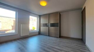 Prachtig en lichtrijk duplex-appartement met terras nabij het centrum van Tienen.<br />Op een gunstige ligging vlak bij het centrum van Tienen bevindt zich dit ruime en lichtrijke duplex-appartement op de eerste verdieping.<br />Bij het binnenkomen bereik je via de inkomhal het aparte toilet. Op deze verdieping bevinden zich twee slaapkamers en een badkamer uitgerust met douche, dubbele lavabo en toilet.<br />Op de bovenliggende verdieping bevindt zich de ruime en gezellige woonkamer met open keuken. Van hieruit heb je toegang tot het terras, waar het heerlijk vertoeven is. De mezzanine zorgt voor extra ruimte en geeft het appartement bovendien een open en karaktervolle uitstraling.<br />Dankzij de mooie lichtinval, de praktische indeling en het aangename terras is dit een bijzonder fijne woning op een centrale locatie.<br />Daarnaast is er de mogelijkheid om een autostaanplaats bij te huren voor € 80/maand.<br />Onmiddellijk beschikbaar<br />Huurprijs: € 1.050/maand.<br />Interesse of graag meer informatie?<br />Mail naar claudia@immogve.be of bel naar 016/56.56.14 voor meer info of een bezoek.
