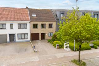 Net onderhouden gezinswoning met 4 slaapkamers, inpandige garage en tuin met vergunde blokhut, op een centrale ligging in...