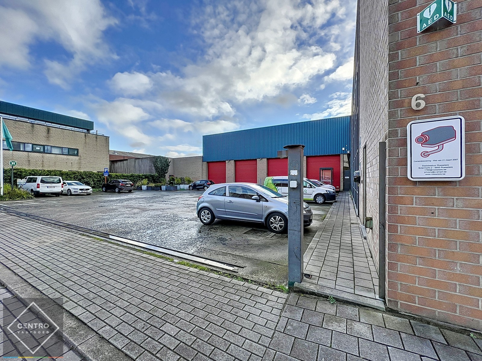 Instapklare burelen/showroom (± 1.400 m²) + opslagplaats ( ± 2.700m²) met 4 sectionale poorten en VH van 7m te ROESELARE ! - foto 3