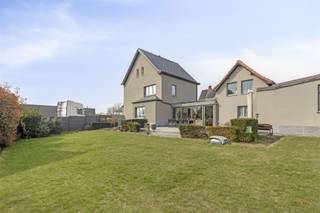 <p>Située sur un vaste terrain de 1.903 m², cette maison individuelle offre de nombreuses possibilités, dont celle de la subdiviser et de construire un bâtiment mitoyen contre le pignon de garde existant. Avec une surface habitable de 189 m², il s'agit d'une maison familiale idéale avec un potentiel supplémentaire et des possibilités d'investissement orientées vers l'avenir.</p><p>La maison a une disposition pratique et a été équipée au fil des ans de technologies modernes telles que des panneaux solaires, des batteries domestiques et la climatisation, ce qui contribue au confort de vie et à un environnement de vie économe en énergie.</p><p>Avantages:<br />- Terrain spacieux de 1 903 m² avec possibilité de lotissement<br />- Surface habitable de 189 m²<br />- 3 chambres avec possibilité d'agrandissement dans les combles<br />- Garage double avec portail automatique<br />- 19 panneaux solaires et 3 batteries domestiques<br />- Station de recharge et climatisation disponibles<br />- Deux citernes d'eau de pluie de 10 000 L<br />- Moustiquaires solaires électriques et portes de garage</p><p>Aménagement:<br />Rez-de-chaussée : hall d'entrée - toilettes invités - salon - cuisine - véranda - buanderie - arrière-cuisine - garage double<br />1er étage : 3 chambres - salle de bains - hall de nuit avec trappe de grenier<br />Combles : grenier de rangement avec possibilité de 2 chambres supplémentaires<br />Sous-sol : cave sèche spacieuse</p><p>Info:<br />- EPC : label D<br />- Urbanisme : Vg | WgLk | Gmo | Gvkr | Gw<br />- La surface habitable mentionnée concerne la surface brute telle que mentionnée dans le certificat EPC</p><p>Contact:<br />Intéressé ? Contactez Els:<br />0496 10 65 76 ou els@heritagevastgoed.be</p>