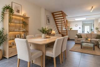YES! Voor dit pand kan je zélf een afspraak inboeken! Ga naar de advertentie op onze website www.justwonen.be en plan meteen je afspraak in.<br /><br />Het zoveelste rijhuis in Turnhout dat te huur staat? Nope! Wat maakt deze dan nét dat tikje meer? <br /><br />In 2005 werd deze vollédig gestript. Enkel de voorgevel bleef staan! Dusss… een overzichtje van de werken? Ramen, elektra, verwarming, muren, isolatie, dak (met hergebruik van de originele pannen), vloeren, etc. En uiteraard de hele binnenkant van de woning werd ook aangepakt.<br /><br />Omdat het stulpje momenteel leeg staat, hebben we ‘m alvast effe gestyled met onze vriend chatGPT. Maarrrr wij zijn geen stoute makelaar, dus aan de woning zelf werd niets gewijzigd of verbeterd. Beloofd!<br /><br />Indeling:<br />Via de inkomhal stappen we meteen de woonkamer in. Alle overbodige muren werden verwijderd, met een verrassend ruime, open lay-out als resultaat. Ook de keuken werd volledig opengegooid om zo extra licht en lucht binnen te pakken. De keuken is trouwens voorzien van alle nodige snufjes, dus instapklaar. <br /><br />Achter de keuken vinden we een wasplaats, en helemaal achteraan de badkamer. Misschien niet helemaal ingericht volgens de laatste hippe trends, maar wél altijd tot in de puntjes onderhouden. Deze is met een bad, toilet en badkamermeubel. <br /><br />Boven zijn 2 ruime slaapkamers aanwezig.<br /><br />De stadstuin is niet te groot, niet te klein en vooral heerlijk onderhoudsvriendelijk. <br />Je eigen rustige plekje op wandelafstand van de Markt.