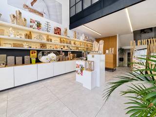 Dit handelshuis, bestaande uit een commercieel pand met bijhorend triplexappartement, geniet van een uitstekende ligging nabij het Driehoeksplein, Lichttorenplein en de zee. Het handelspand omvat een commerciële ruimte op het gelijkvloers met een praktische keuken, berging, afzonderlijk toilet en een extra polyvalente mezzanine, ideaal als uitbreiding van de werkruimte of voor diverse commerciële doeleinden. Daarnaast is het handelspand voorzien van een technische berging met een tweede toilet en doucheruimte. Het triplexappartement beschikt op de eerste verdieping over een aangename leefruimte. Daarnaast omvat het appartement 4 kamers en een badkamer.<br /><br />Een unieke investeringsopportuniteit voor ondernemers die willen genieten van een centrale toplocatie vlakbij het strand en alle voorzieningen.<br /><br />Stedenbouwkundig uittreksel in aanvraag<br /><br />Aarzel niet om ons te contacteren voor meer info: tel. : 050 62 44 14 of via Knokke@immax.be