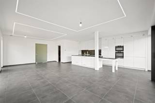 <p><span>Deze nieuwbouwwoning valt onder het btw-regime (21% btw van toepassing op de verkoopprijs). Met circa 289 m2 aan bewoonbare oppervlakte, mogen we wat deze nieuwbouwwoning aangaat, spreken over een zeer ruime woning, die veel mogelijkheden geeft aan thuiswerkers met kinderen. Met 5 kamers die ter beschikking staan op 2 verdiepingen, kan u vlot tegemoetkomen aan alle ruimte-eisen. Logisch staan dan ook 2badkamers ter beschikking, één met bad en inloopdouche en een andere met inloopdouche. Het hele huis is voorzien van energiezuinige vloerverwarming, gevoed door een lucht-water warmtepomp. In deze woning is speciale aandacht gegeven aan de inpandige garage, wat stilaan een zeldzaamheid wordt bij perfect geïsoleerde woningen. Het geheel oog van buiten al heel strak, door het gebruik van de gelijmde bakstenen, het claustra-metselwerk ter hoogte van de dressing in de voorgevel en de grote raampartijen.</span></p>