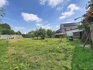 <p><strong><span>Exclusieve Bouwgrond voor OB met panoramisch groen uitzicht!</span></strong><br /><br />Achter een volledig afgesloten omheining schuilt <strong>een verrassend ruim perceel bouwgrond</strong> <strong>voor open bebouwing</strong>, waarvan de ware schoonheid vanop de straat nauwelijks zichtbaar is.</p>
<p>Het perceel is vandaag volledig omheind met betonnen platen, wat zorgt voor <strong>maximale privacy en een rustig karakter</strong>. Het voorste gedeelte wordt gekenmerkt door diverse fruitbomen die het terrein <strong>een charmante, landelijke uitstraling</strong> geven. Achteraan bevindt zich <strong>een prachtig aangelegde tuin</strong> die momenteel zorgvuldig wordt onderhouden door de eigenaars. Hierdoor geniet het perceel vandaag reeds van een verzorgde en groene omgeving.</p>
<p>De <strong>absolute troef </strong>van deze bouwgrond is zonder twijfel <strong>het fenomenale uitzicht op de achterliggende groene omgeving</strong>. Vanuit uw toekomstige woning kijkt u uit over <strong>een uitgestrekte groenzone en een prachtig lager gelegen groen dal,</strong> wat een <strong>uitzonderlijk gevoel van ruimte</strong>, <strong>rust en natuurbeleving</strong> creëert. Een uitzicht dat zelden nog te vinden is.</p>
<p>Het perceel biedt <strong>ruime bouwmogelijkheden voor een open bebouwing</strong>. Er geldt <strong>een bouwdiepte van 15 meter</strong> <strong>op het gelijkvloers</strong> <strong>en 12 meter op de verdieping</strong>, <strong>met een bouwbreedte van 10,28 meter</strong>. Dit resulteert in <strong>een bebouwbare oppervlakte van ongeveer 156 m²</strong>. Dankzij de gunstige<strong> zuidwestoriëntatie</strong> geniet u bovendien de hele dag van een optimale lichtinval en een zonnige tuin.</p>
<p>Een unieke kans voor wie droomt van <strong>een moderne, lichtrijke gezinswoning op een rustige locatie</strong>, omringd door groen en toch met een vlotte bereikbaarheid.</p>
<p><strong>Interesse?</strong> Contacteer uw vastgoedkantoor voor meer informatie of een bezoek via <strong>0476/07 69 93</strong> of <strong>info@kurtimmo.be</strong>. Laat u verrassen door deze verborgen parel en ontdek ter plaatse de unieke sfeer en het uitzonderlijke uitzicht dat deze bouwgrond te bieden heeft.</p>