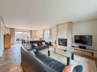 1ste bezoekdag zaterdag 28 maart! Inschrijven kan via www.nobels.be onder referentienummer 4295682.GERENOVEERDE VILLA, gelegen in een VERKEERSLUWE en...