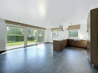 Gesitueerd in een groene en rustige omgeving, vinden we dit 1 slaapkamer appartement met staanplaats te huur. Gelegen op de rand van het sportpark van Veurne en op wandelafstand van het stadscentrum.<br /><br />Het appartement bevindt zich op het gelijksvloers en bestaat uit:<br />- inkomhal met vestiairehoek<br />- lichtrijke leefruimte en eetplaats met zicht op mooie binnentuin<br />- ingerichte keukenhoek met vitrokeramische kookplaat, vaatwas, ingebouwde oven en koelkast<br />- ruim en zongericht terras en tuin<br />- apart gastentoilet<br />- badkamer met wasmeubel, spiegelkast en inloopdouche<br />- slaapkamer<br />- bureauruimte<br /><br />Daarnaast beschikt men over een staanplaats.<br /><br />Enkele troeven:<br />- ongestoord genieten van de natuurlijke omgeving<br />- nabij sportpark Veurne: atletiek, voetbal, tennis, (nieuwe) sporthal,...<br />- op wandelafstand van stadscentrum<br />- gelegen op 6 km van de kust<br />- recent en energiezuinig appartement (2011)<br />- inclusief staanplaats<br /><br />Gemeenschappelijke kosten: + €50/maand (provisie)<br />Onmiddellijk beschikbaar<br /><br />Ben je geïnteresseerd in dit pand te huur in Veurne? Ga naar de website www.dewaele.com, klik op het pand dat je wenst te huren. Via de rode knop "vraag je bezoek aan" vragen we u kort een profiel in te vullen. Daarna nemen we contact op voor een bezoek. Telefonisch kunnen er geen afspraken gemaakt worden.