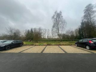Dans le projet De Molens situé au centre de Onze-Lieve-Vrouw-Lombeek, des emplacements de parking privatifs sont encore disponibles...