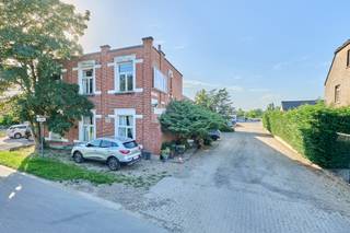 TE KOOP Hasselt - Multifunctioneel pand Herkenrodebosstraat 40<br /><br />Langsheen de Herkenrodebosstraat nummer 40 te Kuringen vinden we dit gebouw voor gemengd gebruik op een perceel van maar liefst 84 are 16 centiare. Het pand ligt uitstekend vlakbij de Kuringersteenweg en de op -en afritten van de E313.<br />Het pand is verdeeld in woongedeelten en commerciële ruimtes en is momenteel zo goed als volledig verhuurd. De huuropbrengsten maken dit dan ook een interessant investeringsobject.<br /><br />Kenmerken:<br />- oppervlakte perceel: 84a16ca<br />- bebouwde oppervlakte: +- 2375m²<br />- nuttige oppervlakte: 2678m²<br />- achterliggend garageboxen (5 stuks)<br /><br />Voor meer info en/of een bezichtiging ter plaatse - 011/39 90 50 of peter.indesteege@jansenrealestate.be