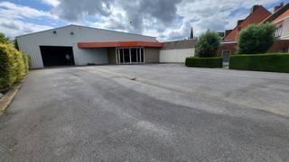 Centraal gelegen magazijn (ca. 785 m²) met 10 parkeerplaatsen te huur in Aartrijke. Indeling:- Totale oppervlakte gebouw: ca. 785 m²- Parking voor...