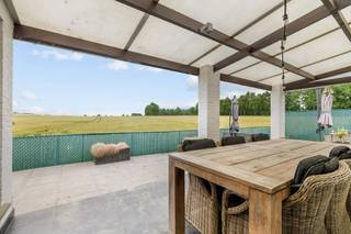 Maison favorablement située et économe en énergie (PEB B, 196kWu/m² malgré un chauffage au mazout) avec une vue magnifique sur les champs environnants.<br /><br />Cette maison est entièrement sous-sol et avec la grande dépendance, elle offre de nombreuses possibilités. Pensez à un espace indépendant pour le stockage de marchandises et/ou de matériaux.<br /><br />L'espace commercial, la buanderie et la salle de douche ont été construits en 1996 et peuvent également être utilisés comme espace de pratique.<br /><br />Disposition:<br />Hall d'entrée avec toilettes, espace de vie et salle à manger, cuisine avec véranda et pergola attenantes, espace commercial/pratique (+/- 33m²), buanderie, escalier vers le sous-sol, salle de douche avec toilettes.<br />Palier avec 3 chambres et une salle de bains.<br /><br />Sous-sol entièrement aménagé avec une large porte extérieure sur le côté de la maison, cuisine, bureau et plusieurs espaces de stockage.<br /><br />Détails:<br />- dépendance de +/- 95m²<br />- 54 panneaux solaires et 3 onduleurs SMA Sun Boys<br />- partiellement rénové en 2016<br />- alarme