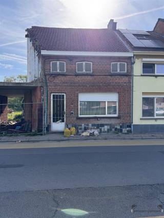 <h1><span>Te slopen woning op centrale ligging met tal van mogelijkheden perceel van 205 m²</span></h1><p><span>Bent u op zoek naar een projectgrond of renovatie-/nieuwbouwopportuniteit in het centrum van Hamme? Dan biedt deze eigendom op een perceel van 205 m² interessante mogelijkheden voor investeerders, ontwikkelaars en particulieren met een toekomstvisie.</span></p><p><span>Deze gesloten bebouwing bevindt zich op een centrale en goed bereikbare locatie in Hamme, langs een doorgaande straat met een uitstekende zichtbaarheid. Het perceel biedt een mooie basis voor wie op zoek is naar een herontwikkelingsproject op een strategische ligging.</span></p><p><span>De woning is momenteel niet meer geschikt voor bewoning en dient gesloopt te worden, waardoor u de kans krijgt om het perceel volledig naar eigen wensen en conform de geldende stedenbouwkundige voorschriften te ontwikkelen.</span></p><p><span>Troeven van deze eigendom:</span></p><p><span><br />Centrale ligging in Hamme<br />Perceeloppervlakte van 205 m²</span></p><p><span>Zijtoegang naar de tuin via doorgang woning links.<br />Goede bereikbaarheid en zichtlocatie<br />Interessante opportuniteit voor nieuwbouwproject<br />Gelegen in een levendige buurt met woningen en handelszaken in de omgeving<br />Ideaal voor investeerders, ontwikkelaars of particulieren met bouwplannen</span></p><p><span>Dankzij de gunstige ligging bevinden winkels, scholen, openbaar vervoer en andere voorzieningen zich op korte afstand. Dit maakt het perceel aantrekkelijk voor diverse toekomstige invullingen.</span></p><p><span>Bent u op zoek naar een eigendom met potentieel op een toplocatie in Hamme? Neem dan vandaag nog contact met ons op voor meer informatie of een plaatsbezoek.</span></p>