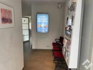 Energiezuinig en instapklaar kantoor te huur op commerciële ligging in Geel. Het kantoor bevindt zich op de drukke verbindingsweg Molseweg die met de Zuiderring Mol en Geel met elkaar verbindt. Dagelijkse passage en vlotte bereikbaarheid is hier gegarandeerd. <br /><br />Het kantoor heeft een oppervlakte van 100m2 en heeft een goede indeling met afzonderlijk bureau, keuken, toilet, kantoorruimte met bijkomend af te sluiten deel en een berging. Vooraan zijn er voldoende parkeerplaatsen voor zowel werknemers als bezoekers. Een ideale locatie voor uw kantoor, praktijk of vrij beroep! Aanwezige meubels kunnen mee worden gehuurd indien gewenst! <br /><br />Onmiddellijk beschikbaar! <br /><br />BIJZONDERHEDEN:<br />- Energiezuinig<br />- Instapklaar<br />- Goed bereikbare ligging<br />- Voldoende parkeergelegenheid