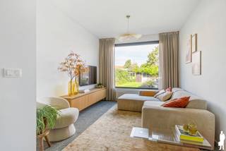 <p><strong>Smaakvol gerenoveerde woning met 3 slaapkamers en mooie tuin</strong></p>
<p>In het centrum van Duffel vinden we deze bijzonder charmante woning die in 2023 van A tot Z werd gerenoveerd, met veel aandacht voor kwaliteit, comfort en esthetiek. Achter de karaktervolle gevel schuilt een verrassend stijlvol interieur met een prachtige lichtinval.</p>
<p>De doordachte indeling, de hoogwaardige afwerking en de aangename verbinding met de tuin maken van deze woning een heerlijke plek om thuis te komen.</p>
<p><strong>Algemeen:</strong></p>
<ul>
<li>Totaalrenovatie in 2023, inclusief achterbouw</li>
<li>Bewoonbare oppervlakte van ca. 133 m²</li>
<li>Perceel van 177 m²</li>
<li>Nieuwe ramen met dubbele beglazing en vernieuwd, geïsoleerd dak</li>
<li>3 volwaardige slaapkamers</li>
<li>Prachtige open keuken met Siemens-inbouwtoestellen</li>
<li>Ruime badkamer met ligbad, inloopdouche en dubbele wastafel</li>
<li>2 afzonderlijke toiletten</li>
<li>EPC B (197 kWh/m²) en elektrische installatie conform</li>
<li>Centrale verwarming op aardgas</li>
<li>Droge kelder van ca. 19 m²</li>
<li>Gezellig tuin met mooi terras</li>
<li>Ruime tuin- en fietsenberging van ca. 31 m² met achterliggende servitudeweg</li>
</ul>
<p><strong>Indeling:<br /></strong>Bij het betreden van de woning word je meteen verwelkomd door een warm en stijlvol interieur. De inkomhal met gastentoilet leidt naar de lichtrijke eetkamer aan de voorzijde.</p>
<p>Centraal in de woning bevindt zich de open keuken, die met haar warme houten kasten en centraal eiland een echte blikvanger vormt. De keuken is volledig ingericht met kwalitatieve Siemens-toestellen en vormt de perfecte verbinding tussen de eetkamer en de achterliggende leefruimte.</p>
<p>De gezellige zithoek geniet dankzij het grote raam van een mooie lichtinval en een rustgevend zicht op de tuin. De verschillende leefruimtes vloeien op een natuurlijke manier in elkaar over en creëren zo een harmonieus geheel waarin gezelligheid en hedendaags wooncomfort centraal staan.</p>
<p>Op de <strong>eerste verdieping</strong> bevindt zich een ruime slaapkamer (ca. 17m²), een afzonderlijk toilet en de bijzonder smaakvol ingerichte badkamer. Deze laatste beschikt over een vrijstaand ligbad, een ruime inloopdouche en een dubbel lavabomeubel. De verfijnde afwerking geeft de ruimte een heerlijk ontspannen uitstraling.</p>
<p>De <strong>tweede verdieping</strong> omvat nog twee volwaardige slaapkamers (ca. 12 en 17m²), beide met een aangename lichtinval en een warme parketvloer. Deze ruimtes lenen zich perfect als slaapkamers, maar kunnen uiteraard ook dienstdoen als bureau of hobbyruimte.</p>
<p>Ook buiten is het volop genieten. De diepe, afgesloten tuin biedt een aangename combinatie van groen en ontspanning. Het terras aansluitend aan de woning vormt een fijne plek om buiten te tafelen, terwijl het gezellige houten terras achteraan uitnodigt om in alle rust van de tuin en de avondzon te genieten.</p>
<p>Een bijkomende troef is de ruime tuin- en fietsenberging van ca. 31 m². Dankzij de achterliggende servitudeweg is deze bovendien vlot bereikbaar met de fiets, bijzonder praktisch voor dagelijks gebruik.</p>
<p>Verder beschikt de woning over een droge kelder van ca. 19 m², ideaal als extra opslagruimte.</p>
<p><strong>Ligging:<br /></strong>De woning is gelegen in het centrum van Duffel, op een centrale locatie met winkels, scholen en andere dagelijkse voorzieningen in de omgeving. Oprit naar belangrijke verbindingswegen, de fiets-o-strade alsook het treinstation van Duffel is in de directe nabijheid.</p>