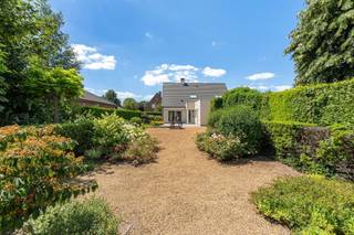 <p><span>Ligging<br /></span><span>Deze alleenstaande villa bevindt zich op een toplocatie in Sleidinge, op wandelafstand van het dorpscentrum. <br />Winkels, scholen, bibliotheek, het cultuurcentrum en het station liggen op wandelafstand.<br />Hier geniet je elke dag van een residentiële woonomgeving en het comfort van alles dichtbij.<br /><br /></span><span>Stijlvolle villawoning met 3 slaapkamers en heerlijke tuin<br /></span><span>Sommige woningen voelen vanaf het eerste moment als een thuis. <br />Deze karaktervolle villawoning is daar het perfecte voorbeeld van.<br />Jarenlang werd ze met liefde bewoond en met de grootste zorg onderhouden. <br />Kwalitatieve materialen, een tijdloze afwerking en een stijlvolle inrichting vormen de rode draad doorheen de woning.<br /><br />De ruime inkomhal verwelkomt je en leidt naar de sfeervolle leefruimte. <br />Hier vormt de prachtige schouw en het volparket het warme middelpunt van de zithoek.<br />De lichtrijke eetplaats aan het raam kijkt uit op de tuin en sluit naadloos aan op de keuken, van waaruit je rechtstreeks het terras en de tuin bereikt.<br />De woning beschikt op het gelijkvloers verder over een royale slaapkamer en een ruime badkamer, uitgerust met ligbad en douche.<br />Praktisch comfort is aanwezig dankzij een handige berging/wasplaats en een ruime garage.<br /><br />Achter een subtiel geïntegreerde spiegeldeur bevindt zich de trap naar de verdieping. <br />Boven wacht een ruime nachthal die zich perfect leent als bureau- of leeshoek, aangevuld met twee volwaardige slaapkamers en een tweede douchekamer.<br /><br />Buiten vormt de tuin een oase van rust. <br />Geniet van zonnige dagen aan de sfeervolle vijver, bewonder het kunstwerk dat karakter toevoegt aan de tuin of ontspan in alle privacy op het terras onder de xl zonneluifel.<br />Het tuinhuis biedt bovendien extra bergruimte voor tuinmateriaal of fietsen.<br /><br /></span><span>Troeven<br /></span><span>/ topligging<br />/ perfect onderhouden villawoning<br />/ tijdloze uitstraling<br />/ ruim wonen, ideaal voor een gezin<br /><br /></span></p>