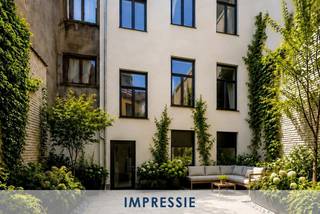 <p>Ontdek het bruisende leven in de iconische Sint-Paulusstraat, een van de meest geliefde straten van de Antwerpse binnenstad. Omringd door historische architectuur, toprestaurants en culturele hotspots, geniet u hier van stadsleven op zijn allerbest, met alles binnen handbereik.</p>
<p>Deze prachtig gerenoveerde herenwoning combineert authentieke charme met hedendaags wooncomfort op het hoogste niveau. Authentieke tegelvloer, een originele eiken meestertrap en stijlvolle binnendeurenleggen meteen de toon.</p>
<p>Het gelijkvloers biedt een veelzijdige ruimte, perfect als kantoor, praktijkruimte of voor een vrij beroep, aangevuld met een aangenaam terras en een gewelfde kelder met wijnkelder.</p>
<p>Op de eerste verdieping vindt u een lichtrijke leefruimte met parket, sfeerhaard en een volledig uitgeruste keuken met Miele en Liebherr. De tweede verdieping herbergt de masterbedroom met dressing en een ensuite badkamer in mortex en gietvloer met inloopdouche, ligbad en dubbele wastafel. Een tweede ruime slaapkamer completeert dit niveau.</p>
<p>De derde verdieping telt nog twee slaapkamers, waarvan één met mezzanine, en een tweede badkamer. Alle slaapkamers zijn afgewerkt met visgraatparket. Sanitair van Grohe, Duravit en Villeroy &amp; Boch.</p>
<p>Domotica, automatische stores, veluxen met rolluiken, sfeerverlichting en aparte thermostaten per verdieping maken dit comfort compleet.</p>