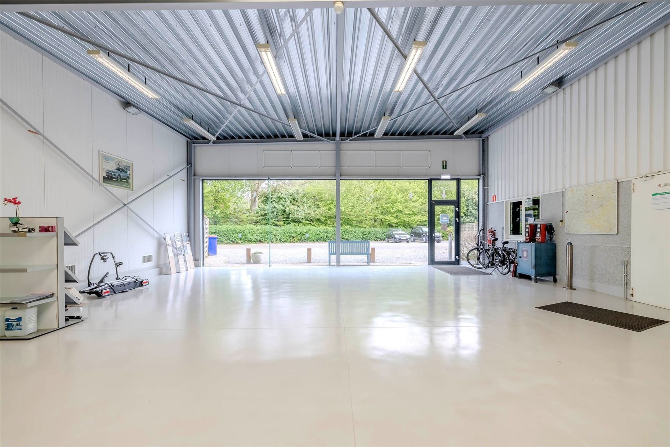 Bedrijfsgebouw met woonst  in industriezone en vlakbij de E313 - foto 4