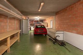 Dit pand van ca. 81 m² is geschikt voor gebruik als garages (tot drie voertuigen) en opslag. Het is uitgerust met een sectionale poort en maakt...