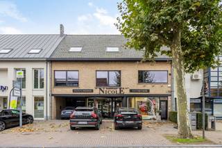 The commercial building: A bright retail space with a large window, completely renovated in 2017. Ideal for retail, a liberal profession or a...