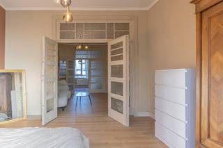 <p><strong>Leuk appartement met één kamer, recente keuken en nabij openbaar vervoer.</strong><br />Gelegen op de tweede verdieping, bereikbaar met trap.<br /><br />Charmant appartement in een kleine mede-eigendom met beperkte onderhoudslasten (ca €50/m).<br /><br />Een keuken, douchekamer en vloer werden gerenoveerd in 2021 wat het geheel tot een hedendaags en comfortabele woonst maken.<br /><br />De lay-out is praktisch met 3 kamers 'en-filade', één grote slaapkamer, centrale salon met eetplaats en keuken langs de achterzijde van het appartement. Van hieruit is de douchekamer met toilet en aansluitingen voor was- en droogmachine te vinden.<br /><br />Het appartement is verwarmd met recente (2021) condenserende aardgasketel van Remeha en de hele elektrische installatie werd vernieuwd en conform het AREI gekeurd.<br /><br />Inclusief in de verkoopprijs is één ruime kelder op verdieping -1.<br /><br /><strong>Interesse? </strong>Plan nu jouw bezoek via de website van Living Stone of contacteer ons via 02 466 05 75 !<br /><br />EPC 261 kWh/m² jaar<br />Klasse E</p>