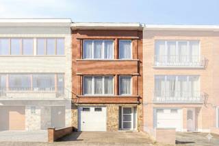 Het pand is op dit moment opgedeeld in drie aparte appartementen: -Een studio op de gelijkvloerse verdieping met terras en tuin-Een...