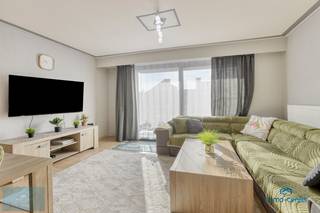 Wonen in het centrum van Heusden, met winkels en scholen dichtbij én het station op wandelafstand? Aan de Brugstraat 61 bus 7 ligt dit ruime appartement van 133 m² volgens het EPC, op de tweede verdieping van residentie Kerken Blook.<br /><br />Binnen kom je in een centrale hal die toegang geeft tot de verschillende ruimtes. De lichte leefruimte biedt volop plaats voor een zithoek en eettafel en geeft uit op een lang balkon aan de voorzijde. De keuken ligt apart. Daarnaast zijn er drie volwaardige slaapkamers, een badkamer met ligbad, een afzonderlijk toilet en een ruime berging met plaats voor wasmachine en droogkast.<br /><br />Ook buiten het appartement is aan praktische ruimte gedacht: een eigen kelderberging en een garagebox achter het gebouw horen erbij. De lift brengt je tot op de verdieping.<br /><br />De ligging maakt het dagelijkse leven gemakkelijk. Scholen, winkels en andere voorzieningen liggen in de buurt; ook het station van Heusden is te voet bereikbaar. Zo woon je midden in Heusden-Centrum, met alles wat je nodig hebt dichtbij.<br /><br />Het appartement is momenteel verhuurd en is daarmee ook interessant voor wie een investering zoekt. Het heeft EPC-label B (113 kWh/m² per jaar) en een asbestveilig attest.<br /><br />Interesse? Contacteer Ferhat voor meer informatie of een bezichtiging.<br />Tel. <strong>+32 469 47 28 60</strong><br />E-mail:<strong> info@immocenter.be</strong>
