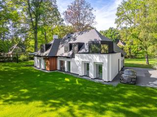 <p><strong>Exclusieve, Volledig Gerenoveerde Villa op een Prachtige Locatie in Schilde</strong></p>
<p>Met trots stellen wij u deze uitzonderlijke, volledig gerenoveerde villa voor, gelegen op een prachtig hoekperceel in het idyllische en residentiële 's-Gravenwezel, vlak bij het centrum van Schilde. Deze unieke woning bevindt zich in een rustige doodlopende straat, op wandelafstand van scholen, openbaar vervoer en winkels – de perfecte balans tussen privacy en bereikbaarheid.<br /><br /><strong>Architecturale Perfectie – Een Samenspel van Verleden en Toekomst</strong><br />De recente totaalrenovatie transformeerde deze villa tot een ware parel, waarbij karaktervolle elementen harmonieus samengaan met hedendaagse luxe en technologie. Elke ruimte vertelt een verhaal: zorgvuldig herontworpen met oog voor detail, kwaliteit en sfeer. Het resultaat is een woning van absolute topklasse, zowel technisch als esthetisch.</p>
<p><strong>Indeling </strong><br />Bij binnenkomst wordt u verwelkomd in een stijlvolle inkomhal met vestiaire en gastentoilet. Van hieruit heeft u toegang tot een polyvalente ruimte, ideaal als bureau of tv-kamer, en een gezellige eetkamer.</p>
<p>De royale leefruimte biedt een prachtig uitzicht op de tuin en sluit naadloos aan op de spectaculaire leefkeuken, ondergebracht in een adembenemende glazen uitbouw. Deze keuken is volledig uitgerust met hoogwaardige toestellen en biedt een perfecte interactie met de buitenruimte – ideaal voor wie houdt van binnen-buiten leven.</p>
<p>Verder op het gelijkvloers is er een dubbele inpandige garage en een praktische berging</p>
<p><strong>Eerste Verdieping </strong><br />De elegante stalen trap leidt naar de eerste verdieping, waar vier ruime slaapkamers onder de indrukwekkende dakstructuren zijn ondergebracht. <br />De master suite is een waar toevluchtsoord, met ruimte voor een dressing, een luxueuze en-suite badkamer en een panoramisch zicht op de tuin.<br />Daarnaast:</p>
<ul>
<li>
<p>Eén slaapkamer met eigen douchekamer</p>
</li>
<li>Twee extra ruime slaapkamers</li>
<li>
<p>Extra badkamer met inloopdouche en dubbele wastafel</p>
</li>
<li>
<p>Apart toilet</p>
</li>
<li>
<p>Praktische waskamer</p>
</li>
</ul>
<p><strong>Buitenruimte – Uw Privé-Oase</strong><br />De riante tuin, omringd door volwassen bomen, biedt een oase van rust en privacy. Het ruime zonneterras vormt de ideale plek om te ontspannen, te genieten van lange zomerdagen of gasten te ontvangen in stijl. Er is een mogelijkheid om een zwembad te laten aanleggen.</p>
<p><strong><br />Bijzonderheden:</strong></p>
<ul>
<li>Totale, hoogwaardige renovatie</li>
<li>Verkoop onder registratie</li>
<li>EPC-label A</li>
<li>Vloerverwarming overal</li>
<li>Grote raampartijen voor optimale lichtinval</li>
<li>Hoogwaardige afwerking en maatwerkoplossingen</li>
<li>Buiten tafeltennis (voor zomer/winter)</li>
</ul>
<p></p>
<p>Voor meer informatie of een bezichtiging aan deze prachtige woning, neem contact met Sigalit via sigalit@reds.be of 0475668474</p>