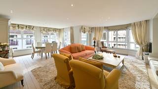 <p><strong>Ruim gemeubeld 3-slaapkamerappartement in hartje Zoute</strong></p>
<p>In een topligging in het Zoute bevindt zich dit ruim en volledig gemeubeld appartement met drie slaapkamers.</p>
<p>Indeling: inkomhal met vestiaire en gastentoilet, zonnige woonkamer met toegang tot een zuidgericht terras, volledig ingerichte gesloten keuken. Masterbedroom met ingemaakte kasten en douchekamer, tweede slaapkamer met zetelbed en kasten, derde slaapkamer met stapelbed, kasten en eigen douchekamer. Daarnaast is er nog een aparte badkamer op de nachthal en een praktische berging met wasmachine en droogkast.</p>
<p>Extra’s: mogelijkheid tot bijhuren van een dubbele garagebox in de residentie (€400/maand).<br />Forfait syndickosten: €200/maand.<br />Afrekening water halfjaarlijks.<br />Huur via vennootschap mogelijk.</p>
<p>Beschikbaar vanaf half september 2025.<br />EPC: 151 – UC: 2351325</p>