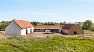 Authentique ferme en carré sur 8.064 m² dans le paisible village de Mourcourt, VUES MAGNIFIQUES TOUT AUTOUR, entourée de verdure.Énormément de...