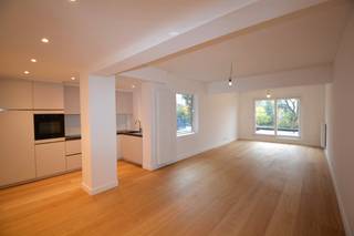 Volledig gerenoveerd en luxueus appartement met riant terras op de eerste verdieping op wandelafstand van het Te Boelaerpark! Bestaande uit:...