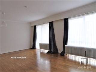 Modern appartement met 2 slaapkamers. Dit appartement heeft een ruime living met veel lichtinval, parket in de leefruimte en laminaat in...