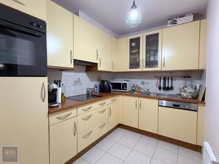 In het gegeerd gelegen Heverlee bevindt zich dit verzorgd gelijkvloersappartement met twee slaapkamers en terras. De ligging is bijzonder interessant: op korte afstand vindt u het station van Heverlee, diverse supermarkten, scholen, horeca, het Provinciedomein en het Arenbergpark. Dankzij de nabijheid van belangrijke invalswegen en de autosnelwegen E40 en E314 geniet u van een uitstekende bereikbaarheid, zowel naar Leuven-centrum als naar de omliggende gemeenten.<br /><br />De inkomhal leidt naar de lichte leefruimte met directe toegang tot het terras, dat een aangename buitenruimte biedt om te ontspannen. Verder beschikt het appartement over een aparte, functionele keuken, een praktische berging/wasplaats, twee volwaardige slaapkamers, een apart gastentoilet en een ingerichte badkamer met ligbad en dubbele lavabo in meubel. De deels aanwezige elektrische rolluiken zorgen voor extra dagelijks wooncomfort.<br /><br />Met een bruikbare vloeroppervlakte van ca. 72 m² (volgens EPC) en een gunstig EPC-label C (288 kWh/m²·jaar) biedt dit appartement een energiezuinige en onderhoudsvriendelijke woonoplossing.<br /><br />Vraagprijs: € 295.000.<br /><br />Op zoek naar een interessante investering op toplocatie of een eigen, comfortabele woonst? Contacteer ons voor een bezoek via 016/62 01 05 of info@cdsimmo.be.