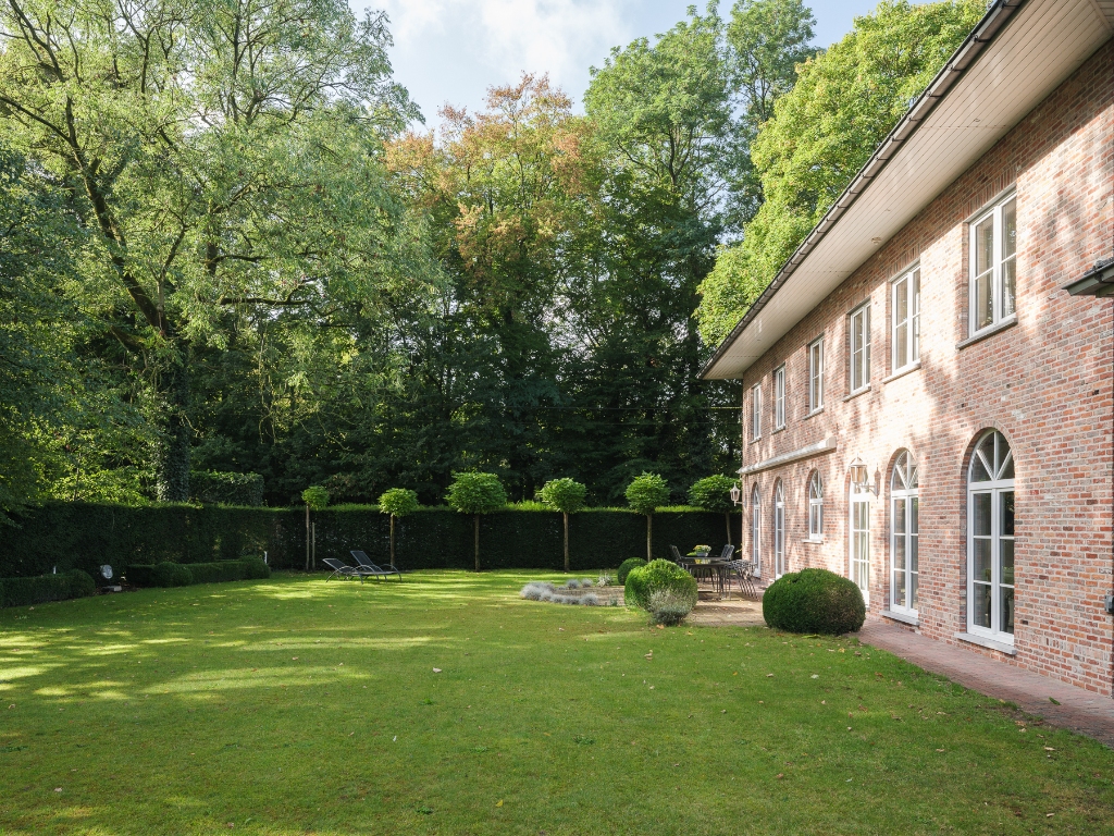 Vrijstaande villa (363 m²) met ruim bijgebouw op een gunstig perceel van 1.205 m² - foto 2