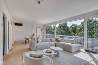 Luxueus GERENOVEERD appartement met 2 SLAAPKAMERS, fantastisch uitzicht op het groen en een zee aan woonruimte (138m<sup>2 </sup>!!) in centrum Brugge. Dit luxe app. (2°V) is hoogwaardig afgewerkt met de meest kwalitatieve materialen en omvat: royale inkomhal met toilet en vestiaire, imposante lichtovergoten leefruimte (prachtige parketvloer, stalen deur, maatwerkkasten) met adembenemend UITZICHT op het water, open keuken met Miele toestellen (voorzien van o.a. inductiekookplaat, oven/steamer, microgolfoven, vaatwas, ijskast, composiet werkblad), berging/wasplaats, koer. Achteraan bevinden zich 2 zeer ruime slaapkamers met ingemaakte kasten, nagelnieuwe badkamer (dubbel lavabomeubel, prachtige inloopdouche met rainshower, handdoekdroger, mortex afwerking, kraanwerk Hotbath). Nieuw: CV op aardgas (HR-top condenserende ketel), nieuw dubbel glas, airco, videoparlofoon (Bticino), GOEDGEKEURDE elektriciteit, verlichting Dark, reeds geschilderd, asbestveilig. Privatieve kelderberging, gemeenschappelijke fietsenberging, mogelijkheid tot huren garagebox. Dit app. maakt deel uit van een verzorgde residentie met LIFT. Super ligging nabij winkels, openbaar vervoer, centrum. Een ware streling voor het oog!